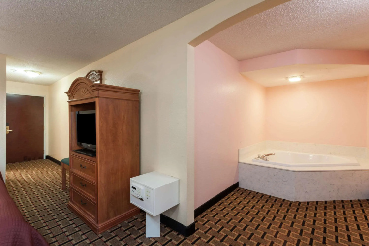 Howard Johnson by Wyndham Airport