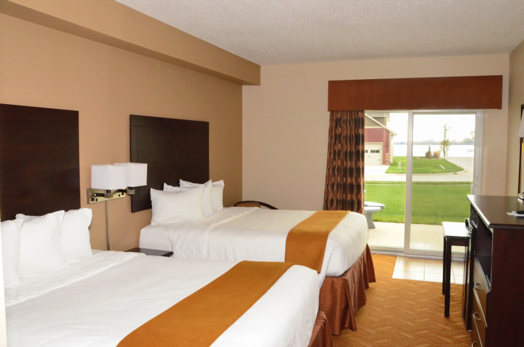 Cobblestone Inn and Suites - Lake View
