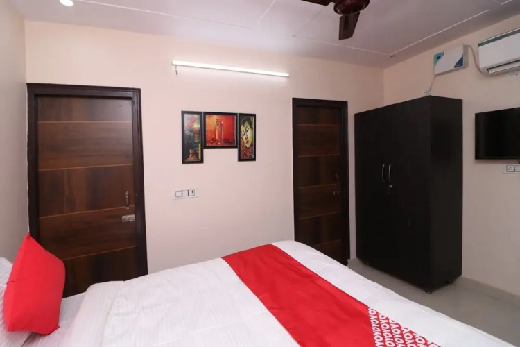 Jaypee Studios by OYO Rooms