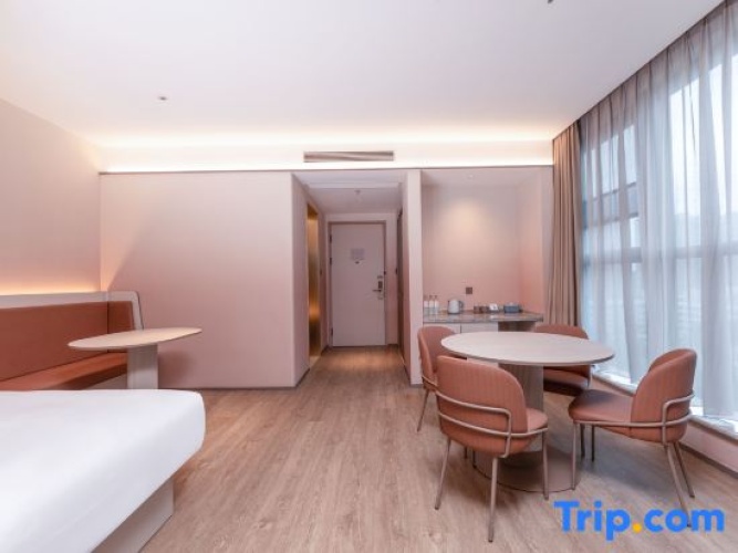 Standard Twin room with street view