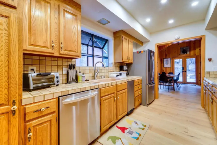 5 Mi to Donner Lake: Cabin w/ Deck + Pool Access!