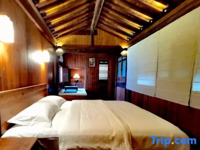 Deluxe Family room with street view