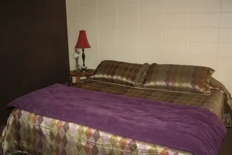 Rocky Neck Inn & Suites
