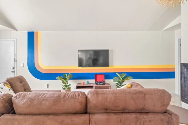 Dallas Retro House King Bed Backyard