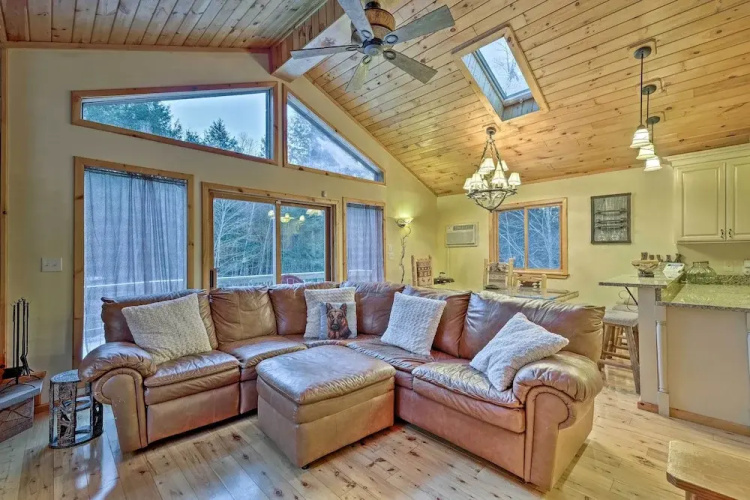 Jewett Cabin w/ Viewing Deck - 10 Mins to Skiing!