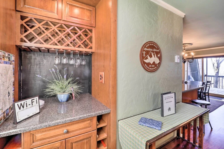 Beech Mountain Retreat w/ Decks & Mountain Views!