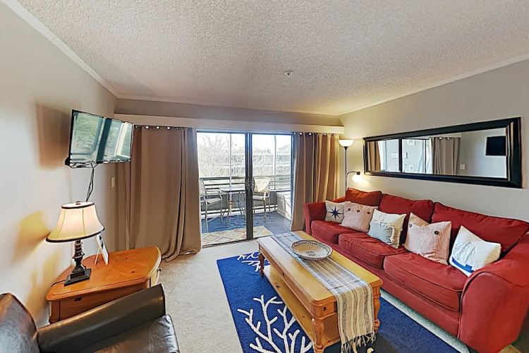 New Listing! Top-floor - Pool, Walk To Beach 2 Bedroom Condo