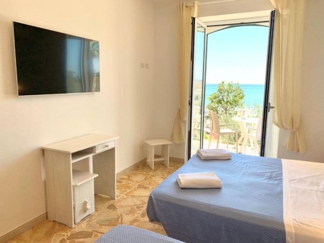 Standard Triple room with sea view