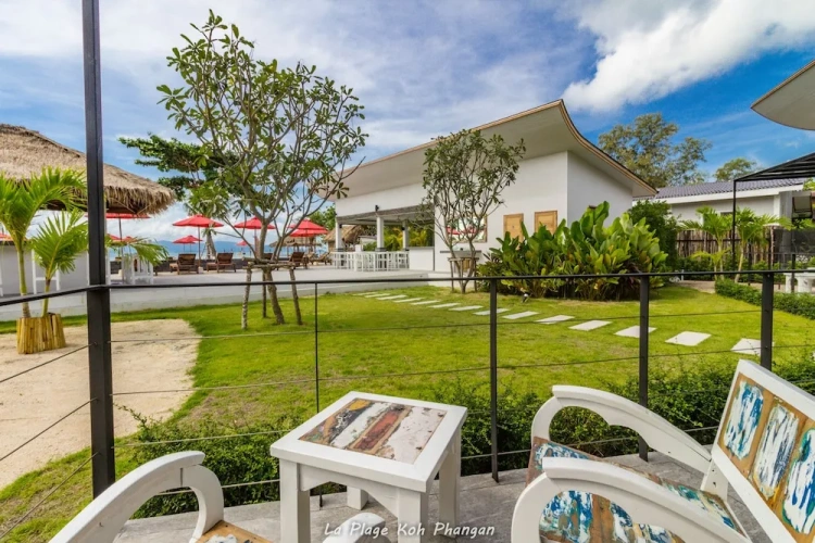 Deluxe Double Bungalow with balcony and beachfront