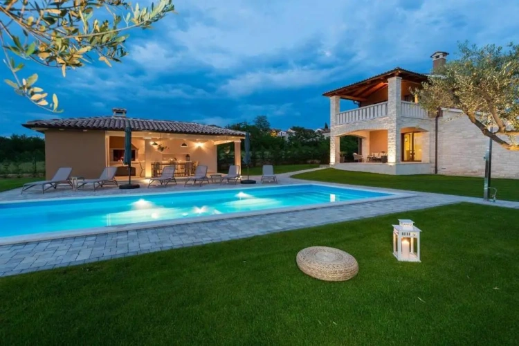 4 Bedrooms Villa