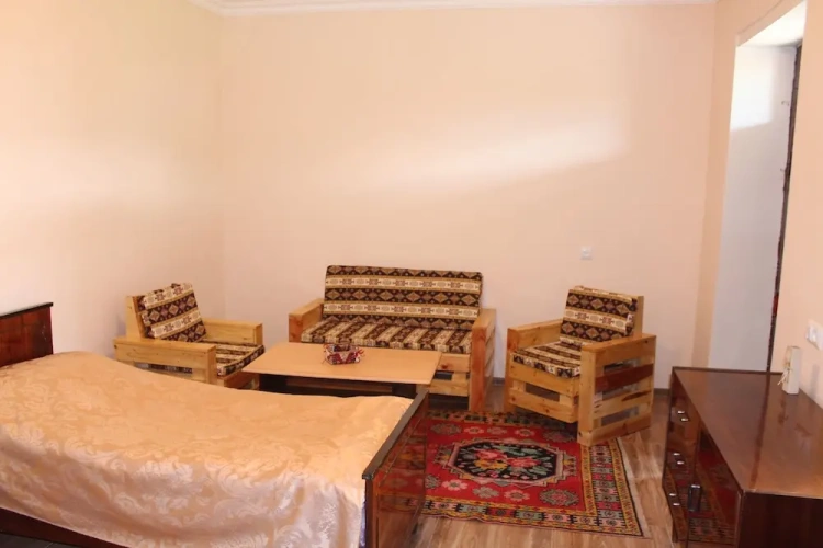 Standard Quadruple Basement room with garden view