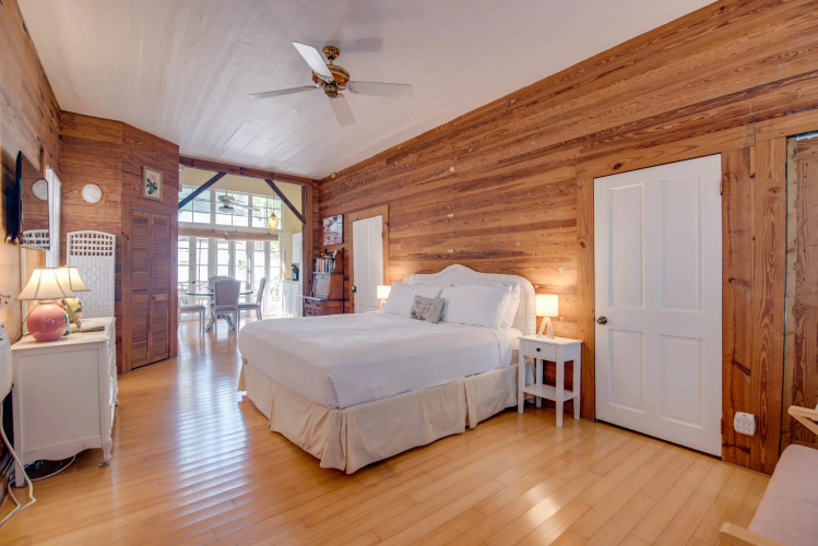 New Rose Petal Petite Suite - Pool Parking