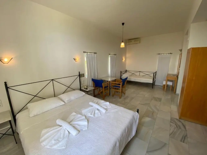 Standard Triple room with sea view
