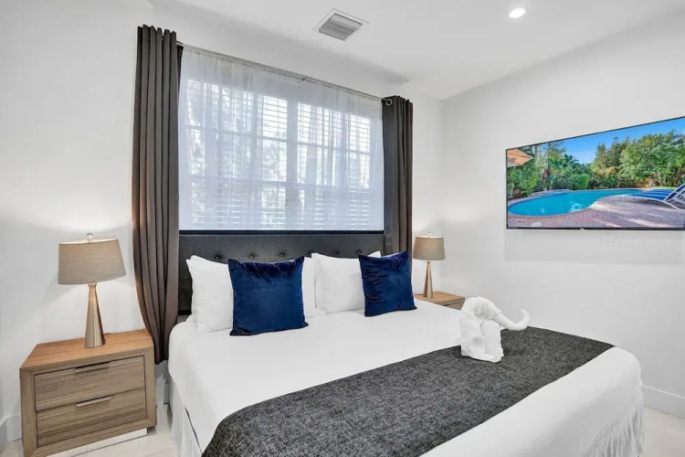 4BR Hollywood Beach Home with Pool