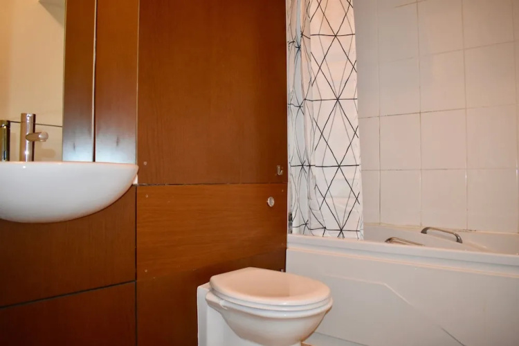 Central 2 Bedroom Flat With Balcony Views