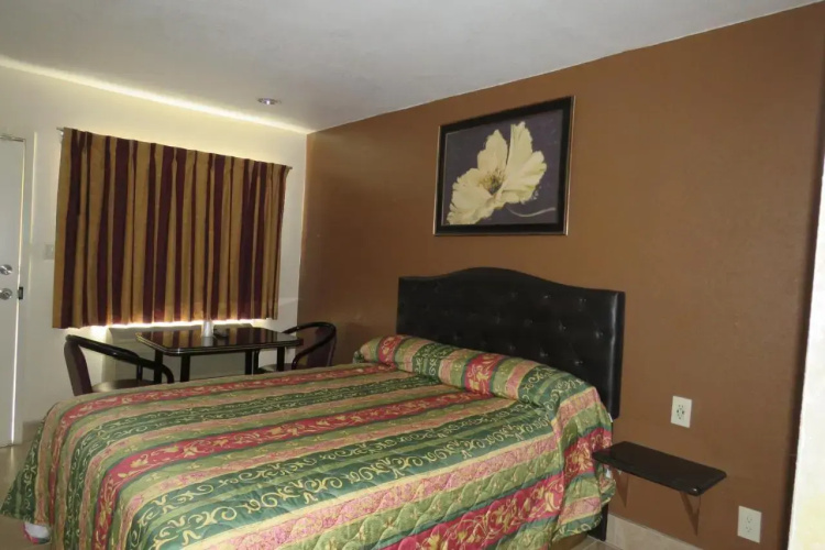 Foxys Den Motel