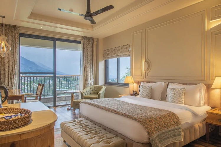 4 Bedrooms Executive Apartment with balcony and with mountain view
