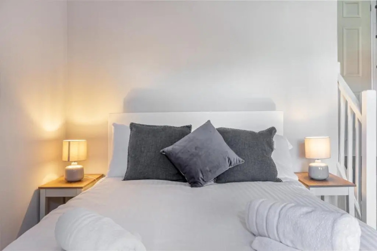 Modern 2 Bedroom Apartment with Free Parking!