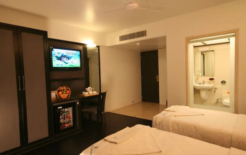 OYO Premium Borivali Kora Kendra