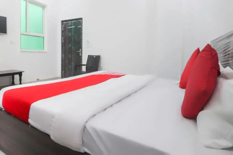 Shri Hari Radha Palace by OYO Rooms