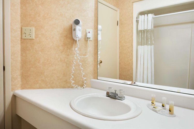 Days Inn by Wyndham Brantford photo 8