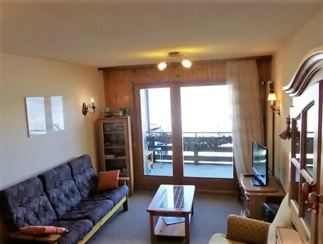 Apartment With Balcony and Mountains