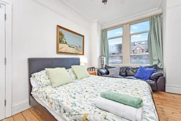 Groves 4 Bedroom, Shepherds Bush