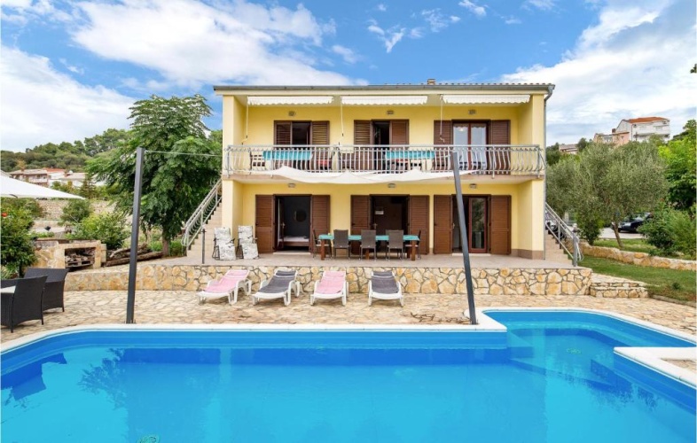 5 Bedrooms Cottage