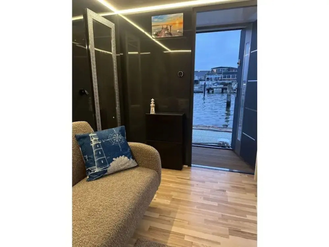 Premium Houseboat Blue Lagoon