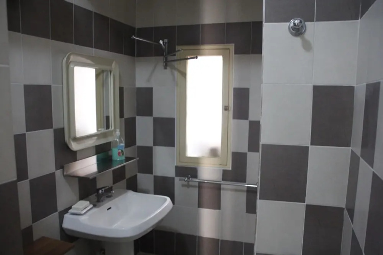 1 bed in Basic 6 Bed Female Room Share Bathroom - Campus Accommodation