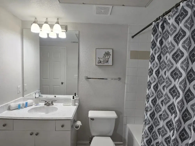 Apartment - Sleeps 5 - Pool - Parking - Gym
