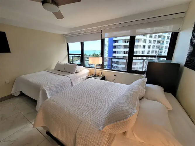 Alexander 807 5 Bedroom Apts by RedAwning