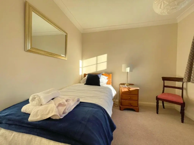 Spacious 4 Bedroom House with Garden