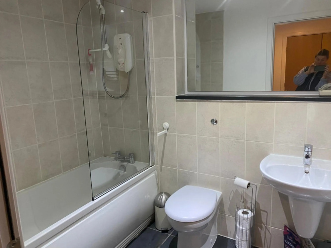 City Centre 2 bedroom apartment, secure parking.