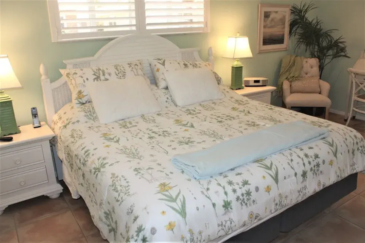 Aloha Kai - Unit 20- Beautifully Updated! 2 Bedrooms 2 Bathrooms Apts