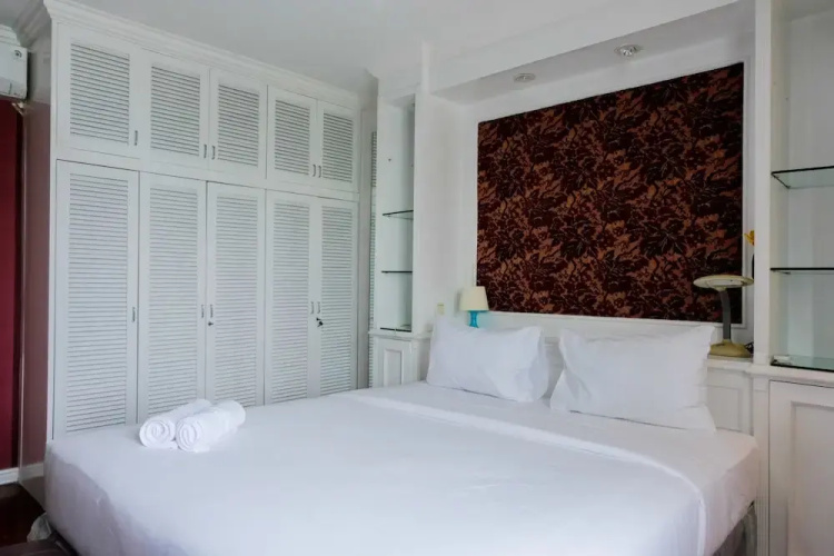 Spacious 2BR Park Royale Apartment