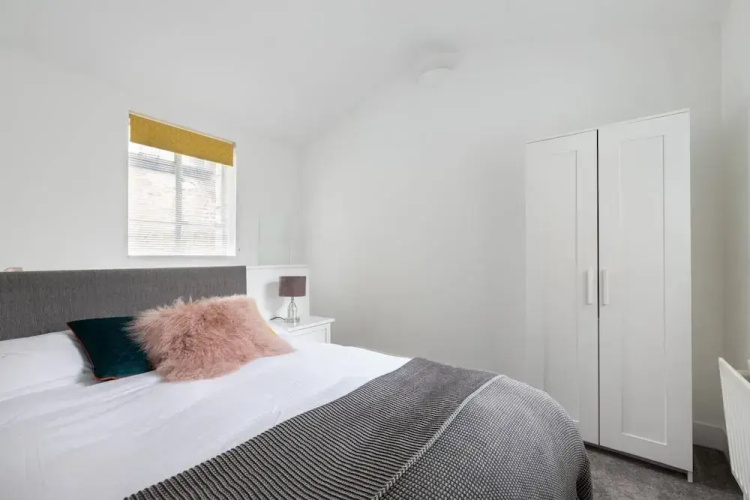 Bright and Modern 3 Floor Apartment in Central London