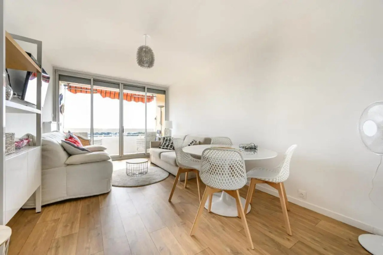 Bright Apt with Balcony And Sea View
