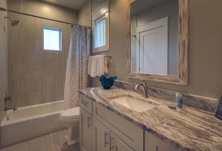 6 Bedrooms Cottage beachfront