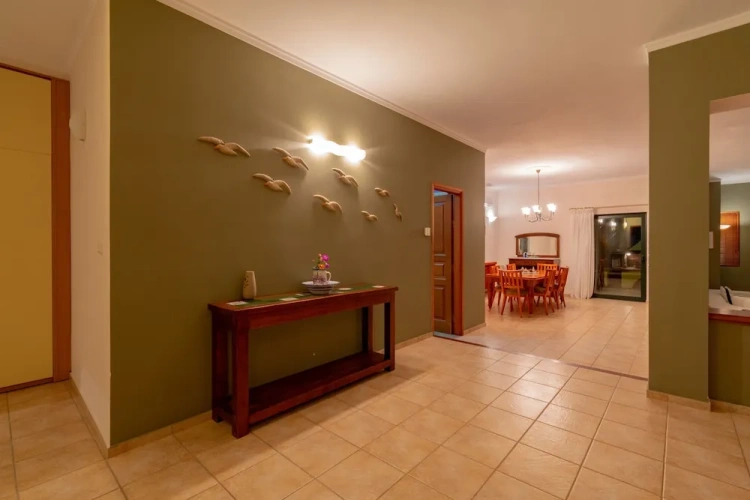 5 Bedrooms Villa