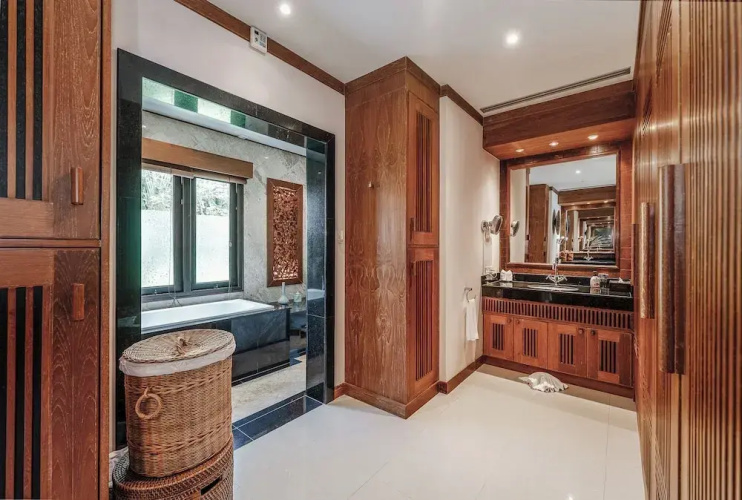 Naiharn 4br Private PoolVilla near Beach