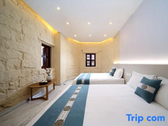 Standard Twin room with courtyard view