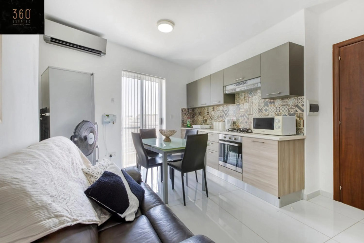 Spacious, 1BR duplex off UNI/Hospital with WIFI by 360 Estates