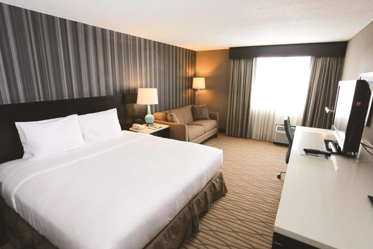 Wyndham Garden Westlake Hotel
