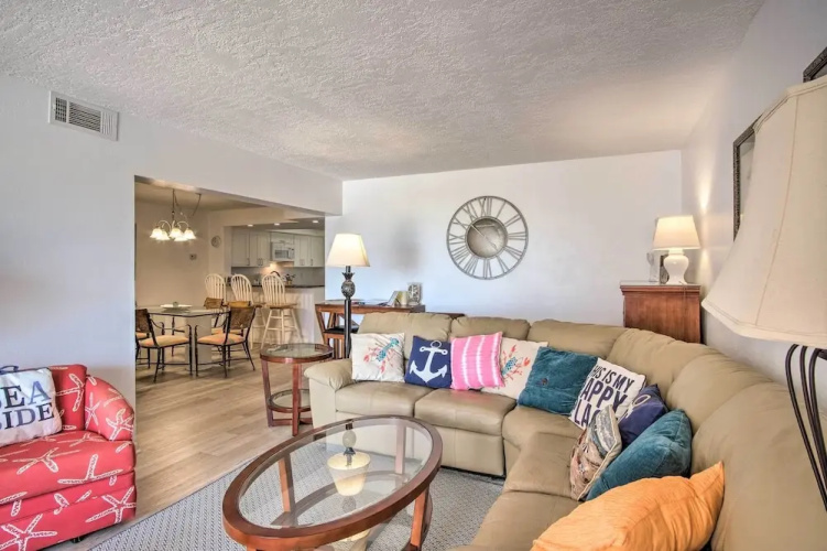 Sunny Cocoa Beach Condo w/ Balcony & Pool Access