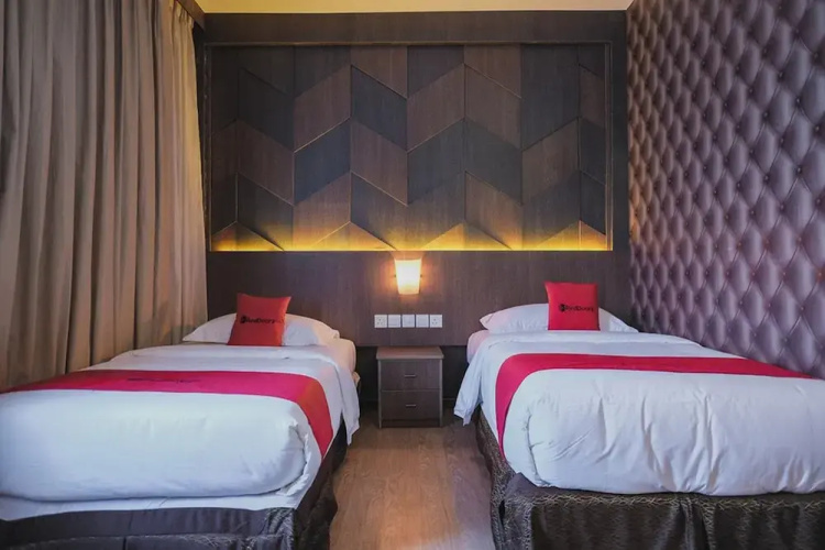 RedDoorz Plus near Pantai Coastarina 2