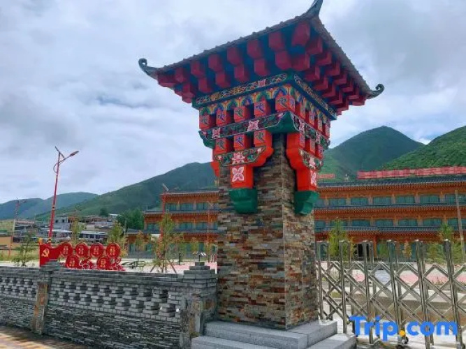 Tangge Yangqu Folklore Hotel