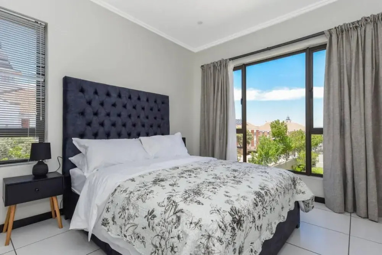 2 Bed Flat - Sleeps 4 - Pool - Garden - Parking