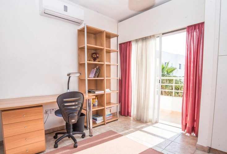 3 Bedrooms Apartment with garden view