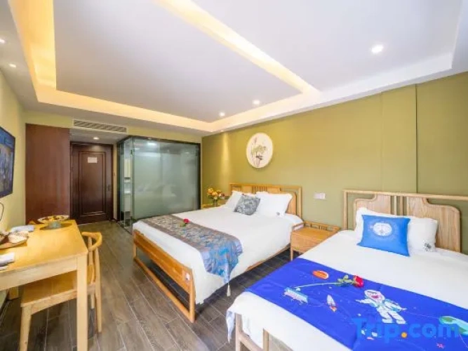 Standard Twin Family room with courtyard view